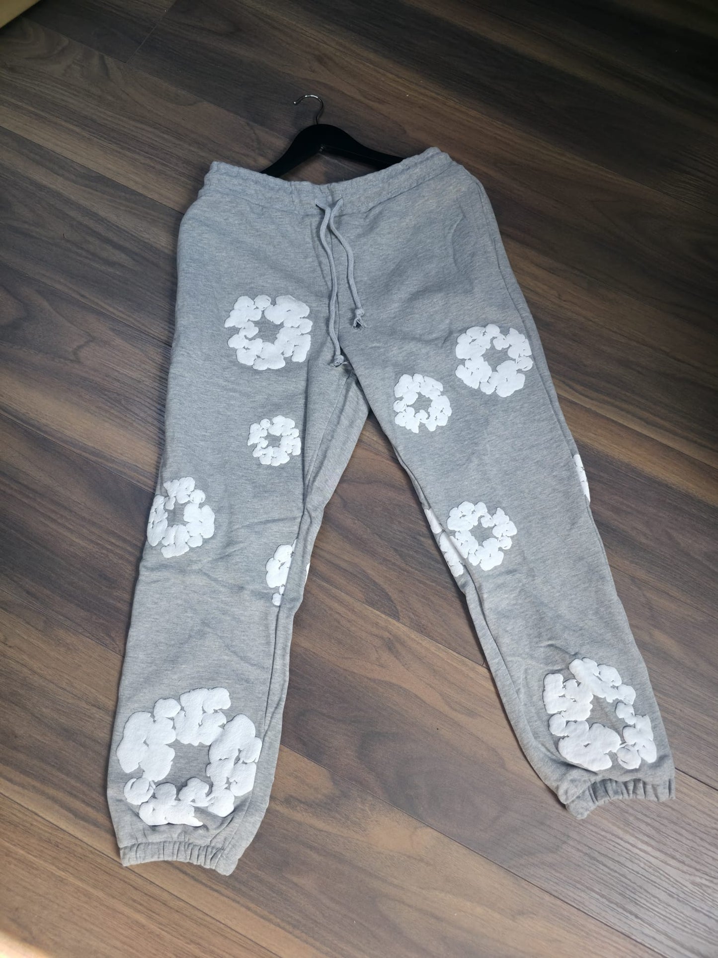 Denim Tears donji deo trenerke